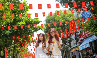 Check-in ‘con đường đỏ thắm’ ở Quy Nhơn Nam