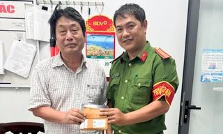 Khách Hàn Quốc du lịch Quy Nhơn nhanh chóng tìm được ví, điện thoại bị mất