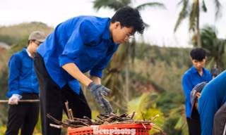 'Áo xanh' tình nguyện dọn dẹp trường học sau trận ngập lịch sử