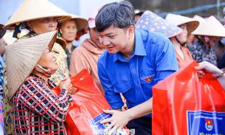 Trung ương Đoàn trao tặng 2.000 túi an sinh cho người dân vùng lũ Gia Lai