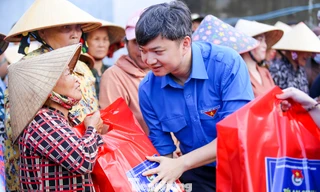 Trung ương Đoàn trao tặng 2.000 túi an sinh cho người dân vùng lũ Gia Lai