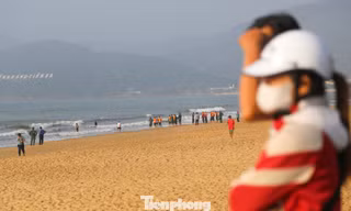 Xuyên đêm tìm kiếm học sinh bị sóng cuốn mất tích trên biển Quy Nhơn