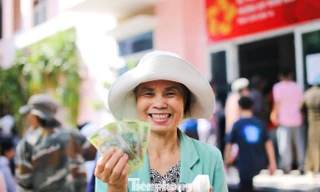 Người dân Gia Lai phấn khởi nhận tiền mừng Quốc khánh 2/9