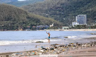 Bãi biển Quy Nhơn ngập rác 