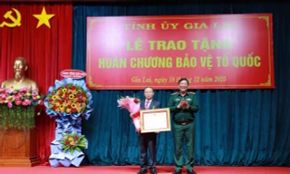 Bí thư Tỉnh ủy Gia Lai được trao tặng Huân chương Bảo vệ Tổ quốc hạng Ba