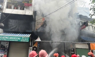 Cháy nhà 3 tầng ở Quy Nhơn, khói đen cuồn cuộn
