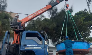 Người dân xã đảo ở Gia Lai kéo vội thuyền thúng lên cao chống bão