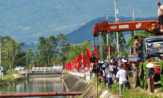 Phát hiện 2 thi thể cùng ô tô dưới kênh ở Gia Lai