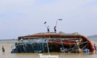 Ngư dân căng mình giải cứu tàu cá mắc cạn sau bão