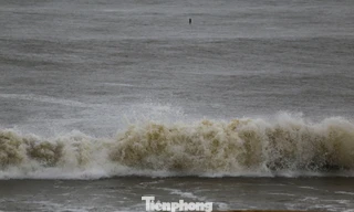 Biển Quy Nhơn dậy sóng trước giờ bão đổ bộ