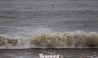 Biển Quy Nhơn dậy sóng trước giờ bão đổ bộ