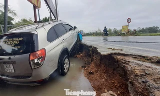 Khung cảnh tan hoang ‘rốn lũ’ Hòa Thịnh