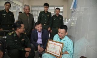 Thiếu tá Biên phòng rách chân vẫn bơi ngược dòng cứu dân giữa mưa lũ