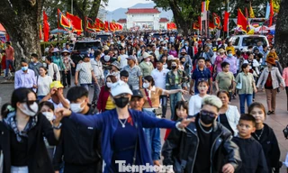 Hàng vạn người đổ về quê hương anh hùng áo vải, sống lại hào khí Ngọc Hồi - Đống Đa 