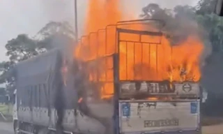 Xe tải bất ngờ bốc cháy dữ dội trên Quốc lộ 1