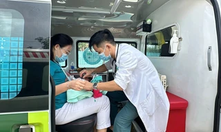 Bệnh viện Đại học Y Dược - Hoàng Anh Gia Lai tiếp nhận, cứu chữa cháu bé sinh non người Lào. Ảnh: ĐN