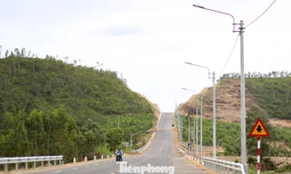 Ngắm tuyến đường 800 tỷ đồng băng qua núi ở Gia Lai 