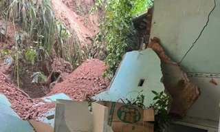 Sạt lở đất làm sập tường nhà dân ở Gia Lai