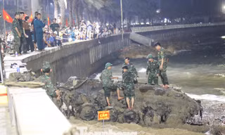 VIDEO: Toàn cảnh trục vớt xác xe tăng trên biển Quy Nhơn