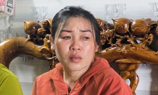 Bà Võ Thị Lúc (vợ thuyền trưởng Huỳnh Văn Sơn) nước mắt lưng tròng, cầu mong chút hy vọng. Ảnh: LK