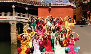 Muôn vẻ sắc xuân trên áo dài du khách giữa phố cổ Hội An