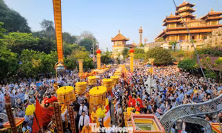 Hàng vạn tăng ni, phật tử đến Lễ hội Quán Thế Âm 