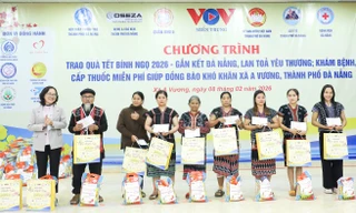 Trao 1.300 suất quà Tết cho người dân hai xã biên giới và công nhân có hoàn cảnh khó khăn