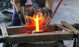 Tận thấy quy trình đúc chiêng đồng ở làng Phước Kiều 