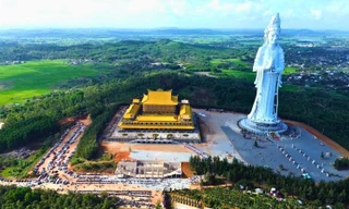 Cầu an dưới tượng Phật cao nhất Việt Nam