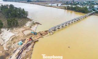 Cầu sập sau lũ, người dân Đà Nẵng đi đường vòng hàng chục cây số mưu sinh