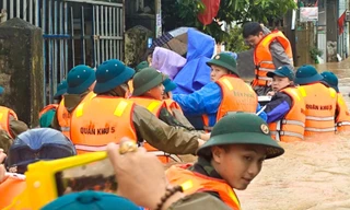 Cán bộ chiến sĩ dầm mưa di dời hàng chục hộ dân ở Đà Nẵng