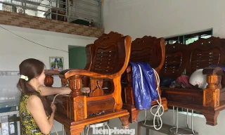 Người dân Đà Nẵng kê cao đồ đạc, đưa ô tô lên cầu, làm chuồng tạm cho trâu để tránh lũ