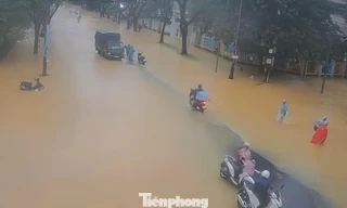 Mưa lớn khiến nhiều tuyến đường ở Huế ngập trở lại