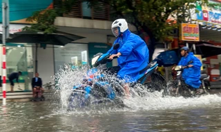 Mưa lớn xối xả, đường Đà Nẵng lại chìm trong nước