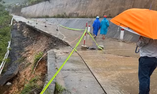 Mưa lớn gây sạt lở nhiều tuyến đường ở Đà Nẵng