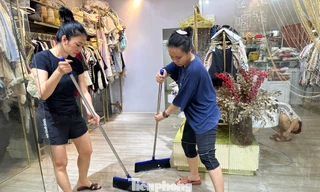 Nước vừa rút, người dân Huế tất bật dọn bùn đất