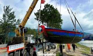 Ngư dân Đà Nẵng tất bật thuê xe cẩu tàu thuyền 'chạy bão'