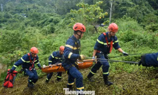 Đà Nẵng diễn tập cứu nạn người rơi xuống vực sâu trên bán đảo Sơn Trà