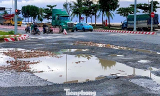 Ổ gà chi chít trên tuyến đường ở Đà Nẵng, nguy hiểm rình rập người tham gia giao thông
