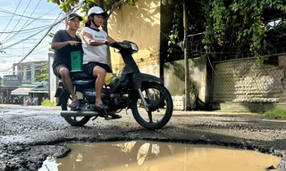 Đà Nẵng: Tuyến đường chi chít ổ voi, ổ gà gây nguy hiểm cho người đi đường