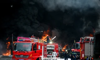 Cháy kho bãi kinh hoàng ở Đà Nẵng, khói đen che kín cả mảng trời