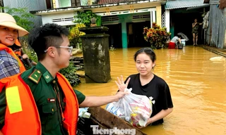 Băng nước xiết, đưa hàng ngàn suất quà vào vùng ngập sâu ở Đà Nẵng