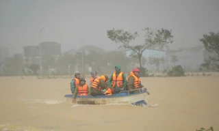 Nỗ lực tìm kiếm người mất tích trong dòng nước lũ ở Huế