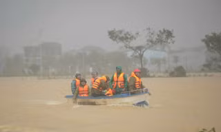 Nỗ lực tìm kiếm người mất tích trong dòng nước lũ ở Huế