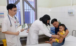 Cứu sống bé trai 2 tuổi bị ngưng tim sau khi rơi vào hồ cá Koi