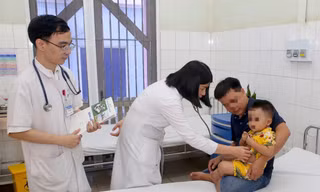 Cứu sống bé trai 2 tuổi bị ngưng tim sau khi rơi vào hồ cá Koi