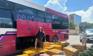 Phát hiện 19 thùng sụn chân gà bốc mùi trên xe giường nằm