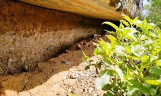 Sông xâm thực sát móng nhà, dân thấp thỏm sống trên 'hàm ếch'