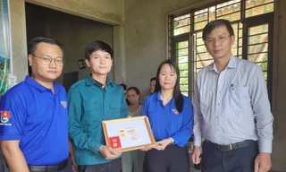 Truy tặng, trao tặng huy hiệu Tuổi trẻ dũng cảm cho 2 đoàn viên cứu người đuối nước