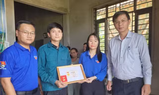 Truy tặng, trao tặng huy hiệu Tuổi trẻ dũng cảm cho 2 đoàn viên cứu người đuối nước